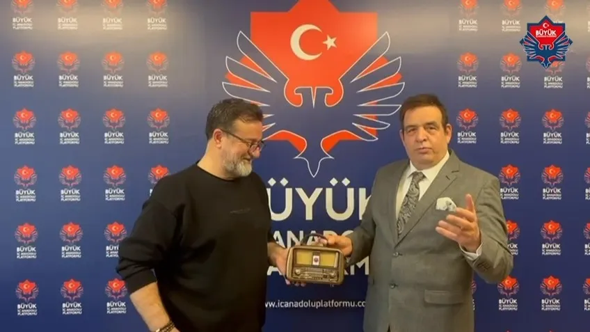 Genel Başkan Mehmet Yalım, radyocu Aslan Mustafa'ya platform logolu radyo hediye ediyor